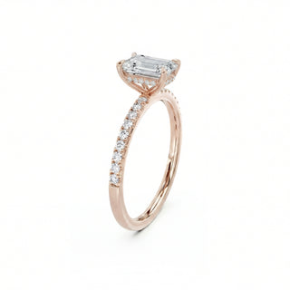 750 Roségold Verlobungsring mit Smaragdschliff Diamant und Pavé-Fassung mit verstecktem Halo