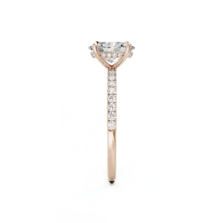 Eleganter Oval Cut Diamant Ring aus Roségold mit Pavé-Besatz und Hidden Halo Detail