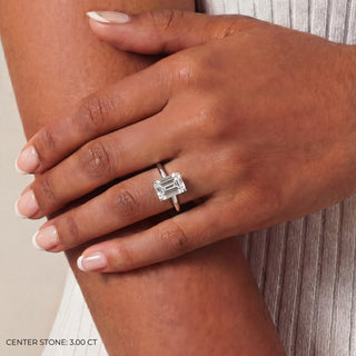 3 karat großer Emerald Cut Verlobungsring gefasst in einer 750er Gold Ringschiene