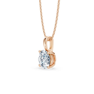 Seitliche Ansicht der Clara Classic Halskette – Brillantschliff-Labordiamant in filigraner 585er Roségold-Fassung mit edlem Glanz