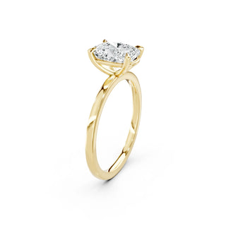Detailaufnahme eines Cushion Cut Verlobungsrings aus 18 Karat Gelbgold