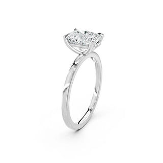 Detailaufnahme eines Cushion Cut Verlobungsrings aus 18 Karat Weissgold