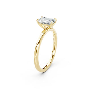 Detailaufnahme eines Emerald Cut Verlobungsrings aus 18 Karat Gelbgold