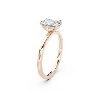 Detailaufnahme eines Emerald Cut Verlobungsrings aus 18 Karat Roségold