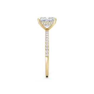 Detailaufnahme Elongated Cushion Lab-Grown Diamant im 18K Gelbgold Verlobungsring