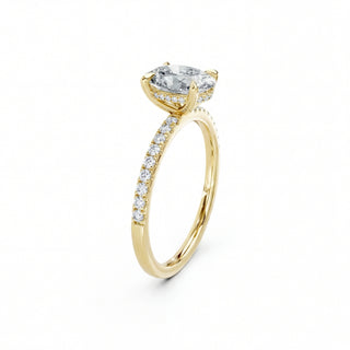 Elongated Cushion Lab-Grown Diamant Ring in 18K Gelbgold Seitenansicht elegant