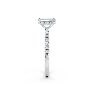 Emerald Cut Labordiamant Verlobungsring aus 18K Weißgold mit Pavé-Ringschiene und Hidden Halo
