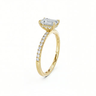 750 Gelbgold Verlobungsring mit Smaragdschliff Diamant und Pavé-Fassung mit verstecktem Halo