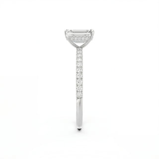 Eleganter Emerald Cut Diamant Ring in 950 Platin mit seitlichen Pavé-Diamanten