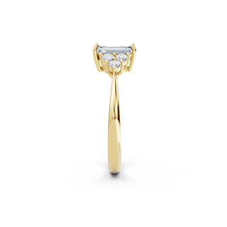 Seitliche Ansicht des Emerald Cut Verlobungsrings – Labordiamant mit filigraner Fassung in 14K/18K Gelbgold