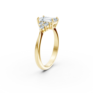 Rückansicht des Emerald Cut Verlobungsrings – handgefertigter Lab Grown Diamant Ring in 14K/18K Gelbgold