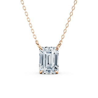Halskette mit rechteckigem Labordiamanten im Emerald Cut in 14K Roségold – elegante Frontansicht mit femininer Ausstrahlung