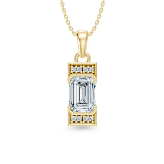 Halskette mit Emerald-Cut Labordiamant und Pavé-Rahmen in 14K Gelbgold – elegante Frontansicht