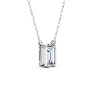 Detailaufnahme der Fassung mit rechteckigem Labordiamanten im Emerald Cut – minimalistisches Collier aus edlem Weißgold