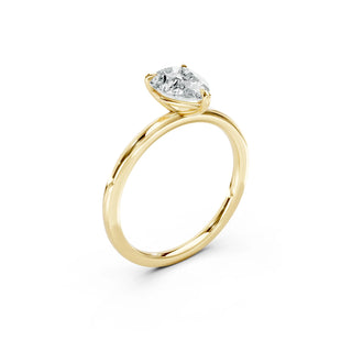 Detailaufnahme eines Verlobungsrings aus 18 Karat Gelbgold mit Pear Cut Diamant