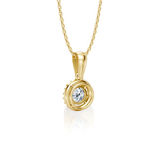 Detailaufnahme der Krappenfassung einer Halo-Halskette mit zentralem Brillantschliff-Diamanten in warmem Gelbgold