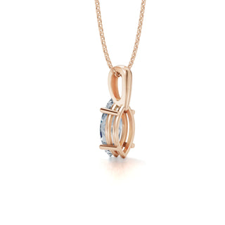 Kettenansicht eines Colliers mit länglichem Lab-Diamanten in 14 Karat Roségold – stilvoll und edel