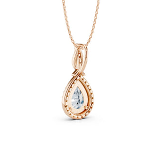 Detailaufnahme der Fassung mit Lab-Grown Diamant im Tropfenschliff – modernes Collier aus Roségold