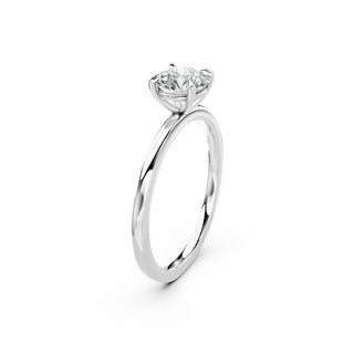 Detailaufnahme des Isabella Verlobungsrings in 18 Karat Weissgold mit Round Cut Diamant