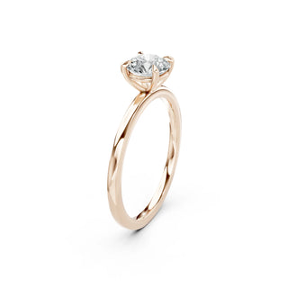 Detailaufnahme des Isabella Verlobungsrings in 18 Karat Roségold mit Round Cut Diamant