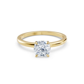 Nahaufnahme des Cushion Cut Labordiamanten im 18K Gelbgoldring – Lisya Jewelry