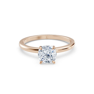 Nahaufnahme des Cushion Cut Labordiamanten im 18K Roségoldring – Lisya Jewelry