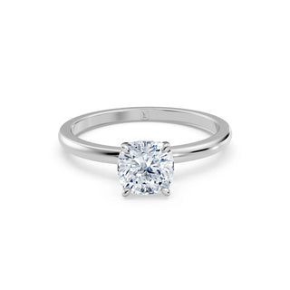 Nahaufnahme des Cushion Cut Labordiamanten im 950 Platinring – Lisya Jewelry