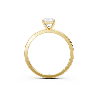 Nahaufnahme des Emerald Cut Labordiamanten im 18K Gelbgoldring – Lisya Jewelry