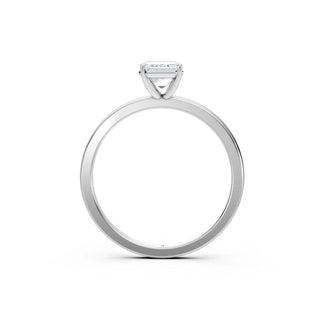 Nahaufnahme des Emerald Cut Labordiamanten im 18K Weißgoldring – Lisya Jewelry