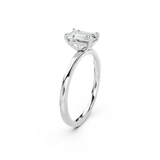 Detailaufnahme eines Emerald Cut Verlobungsrings aus 950 Platin