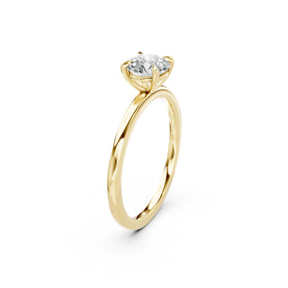 Detailaufnahme des Isabella Verlobungsrings in 18 Karat Gelbgold mit Round Cut Diamant