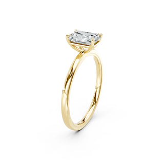 Detailaufnahme eines Radiant Cut Verlobungsrings aus 18 Karat Gelbgold