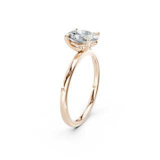 Detailaufnahme des Liora Verlobungsrings in 18 Karat Roségold mit Oval Cut Diamant