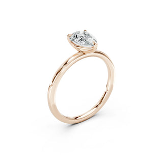 Detailaufnahme eines Verlobungsrings aus 18 Karat Roségold mit Pear Cut Diamant