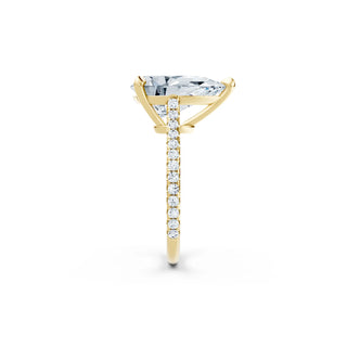 Fein gearbeiteter Verlobungsring mit Diamant im Birnenschliff