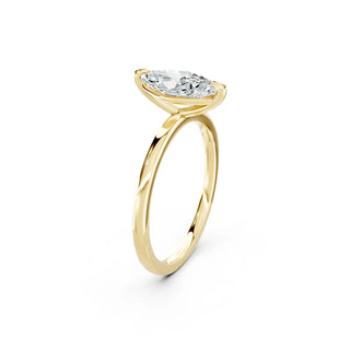 Detailaufnahme eines Marquise Cut Verlobungsrings aus 18 Karat Gelbgold