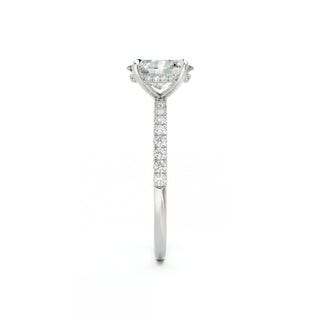 Eleganter Oval Cut Diamant Ring aus Weißgold mit seitlichen Pavé-Diamanten und Hidden Halo