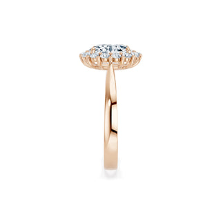 Edler Oval Halo Verlobungsring aus nachhaltigem Labordiamant in 14K/18K Roségold. Luxuriöse Fassung mit Brillantbesatz, der das Licht aus jedem Winkel einfängt.