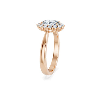 Zeitloser Oval Halo Verlobungsring mit Lab Grown Diamant in Roségold. Hochwertige Handwerkskunst mit elegantem Halo aus funkelnden Brillanten für maximalen Glanz.