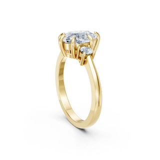 Profilansicht des Pear Cut Verlobungsrings in 14K/18K Gelbgold mit funkelndem Lab Grown Diamant – ideal als Verlobungsring oder edles Geschenk.