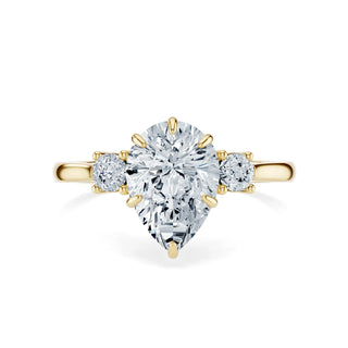 Pear Cut Verlobungsring mit 1 Karat Lab Grown Diamant in 14K/18K Gelbgold – luxuriöse Eleganz für den perfekten Antrag.