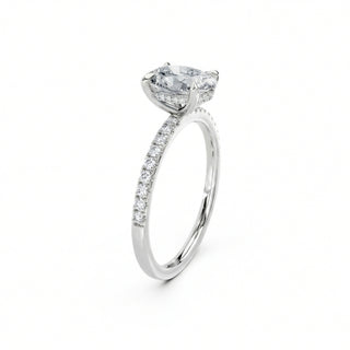 950 Platin Verlobungsring mit ovalem Lab-Grown-Diamanten und Pavé-Fassung mit verstecktem Halo