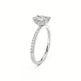 Eleganter Radiant Cut Diamant Verlobungsring in 950 Platin mit Pavé-Ringband