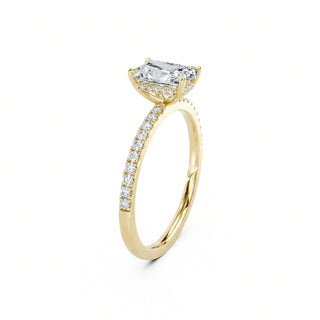 Eleganter Radiant Cut Diamant Verlobungsring in 750 Gelbgold mit Pavé-Ringband