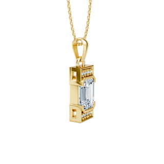 Seitenansicht der Halskette mit rechteckigem Diamant und Pavé-Fassung aus warmem 585er Gelbgold