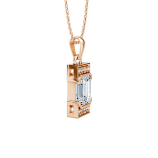 Draufsicht auf Collier mit Emerald-Schliff Labordiamant und zartem Pavé-Rand – gefertigt in 585er Roségold