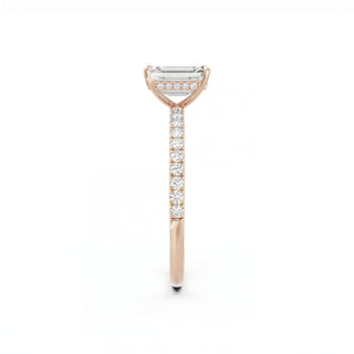 Eleganter Emerald Cut Diamant Ring aus Roségold mit seitlichen Pavé-Diamanten