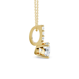 Draufsicht auf Collier mit zentralem Lab-Grown Diamant und dezentem Diamantverlauf in 14K Gelbgold