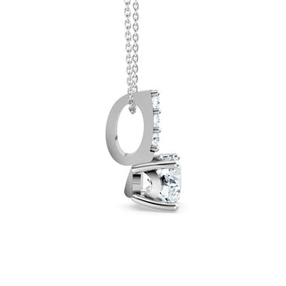 Draufsicht auf Collier mit zentralem Labordiamant und Akzentsteinen im vertikalen Design – gefertigt in 14K Weißgold