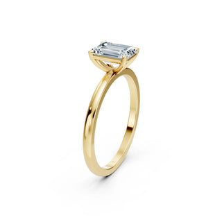 Feiner Gelbgold-Solitär-Ring mit laborgezüchtetem Smaragdschliff-Diamanten – Seitenperspektive